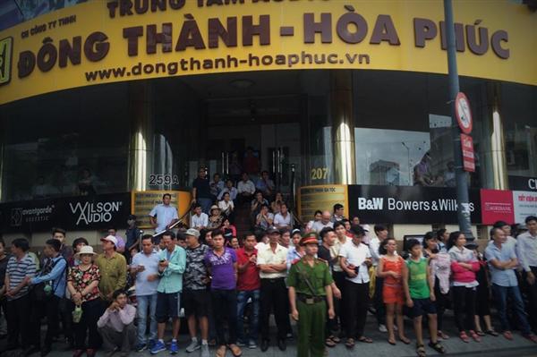 Tất cả những người ra đón Tổng thống Obama thăm TP Hồ Chí Minh một cách nghiêm túc.