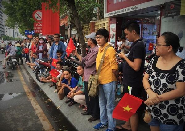 Cờ được người dân TP Hồ Chí Minh cầm sẵn trên tay.