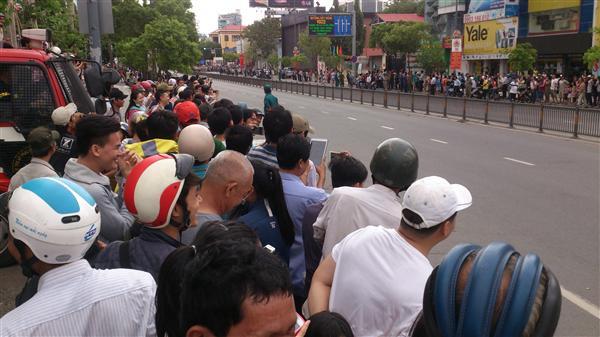 Người dân đứng kín hai bên đường