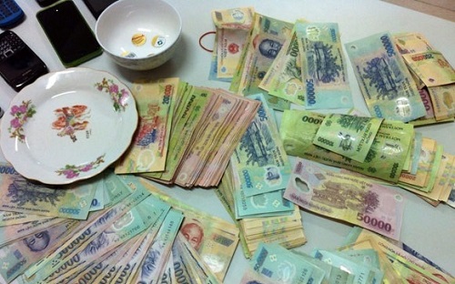 Bắt quả tang 7 con bạc đang 'xóc đĩa'