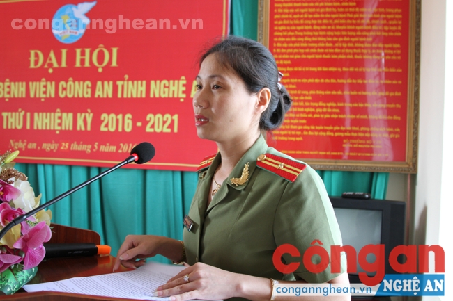 Đồng chí Thiếu tá Nguyễn Thị Việt Hà - Chủ tịch Hội phụ nữ Công an tỉnh phát biểu tại Đại hội