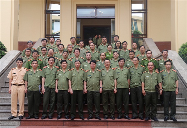 Thứ trưởng Bùi Văn Nam với các đại biểu tham dự buổi Lễ.