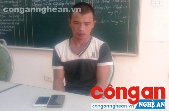 Đêm khuya, vào khu tập thể cướp giật điện thoại của giáo viên