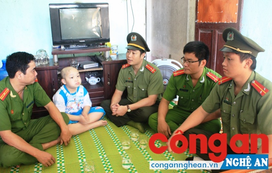 Đoàn Thanh niên Công an tỉnh thăm hỏi, trao quà cho con CBCS Công an huyện Đô Lương có hoàn cảnh đặc biệt khó khăn