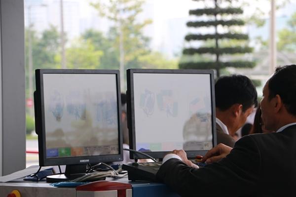 Hệ thống cửa từ và máy soi giám sát an ninh.