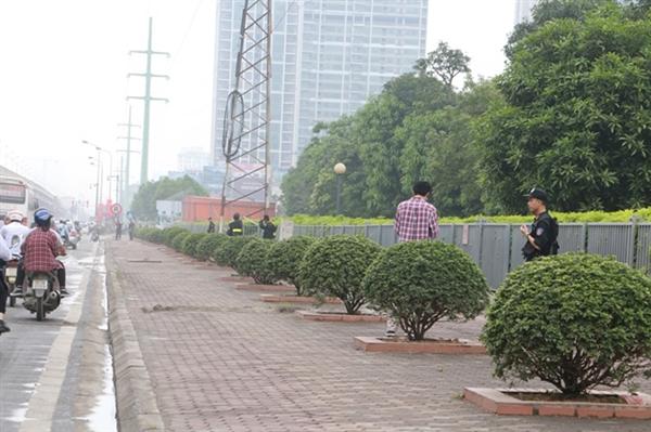 Trung đoàn Cảnh sát cơ động, Công an Hà Nội, bố trí hàng trăm chiến sĩ chốt trực phối hợp với các lực lượng khác ở xung quanh khu vực khách sạn và những tuyến đường cạnh khách sạn nơi ông Barack Obama lưu trú.