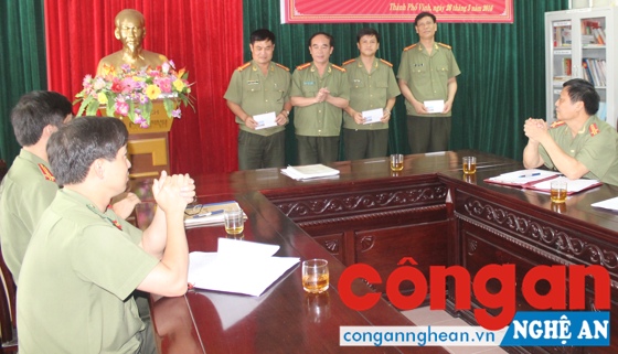Lãnh đạo đơn vị khen thưởng các tập thể, cá nhân có thành tích xuất sắc trong Quý II