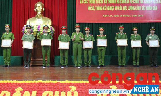 Trao Giấy khen của Giám đốc Công an tỉnh cho các cá nhân có thành tích xuất sắc