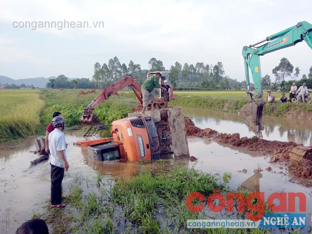 Lật máy xúc, một thanh niên tử vong