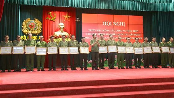 Các tập thể có thành tích xuất sắc nhận Bằng khen của Bộ Công an.