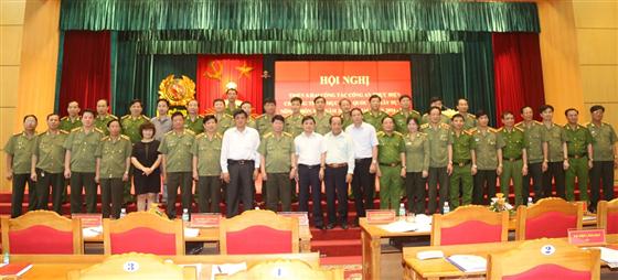 Thứ trưởng Bùi Văn Nam với các đại biểu dự Hội nghị.