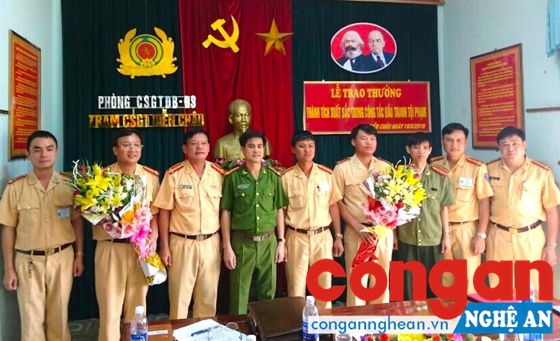 Đồng chí Thượng tá Nguyễn Đức Hải, Phó Giám đốc Công an tỉnh trao thưởng cho Trạm CSGT Diễn Châu