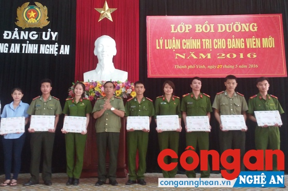 Bế giảng Lớp bồi dưỡng lý luận chính trị cho đảng viên mới