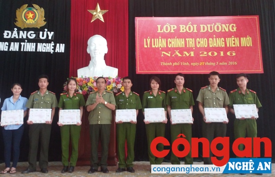 Trao thưởng cho các đồng chí đạt thành tích xuất sắc trong học tập
