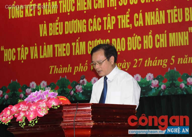 Đồng chí Hồ Phúc Hợp - Ủy viên BTV Tỉnh ủy, Trưởng ban Tuyên giáo Tỉnh ủy báo cáo tổng két 5 năm thực hiện Chỉ thị 03