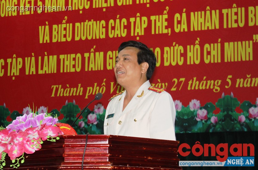 Thay mặt Đảng ủy Công an tỉnh, đồng chí Đại tá Hồ Văn Tứ - Phó Bí thư Đảng ủy,Phó Giám đốc trình bày tham luận tại hội nghị