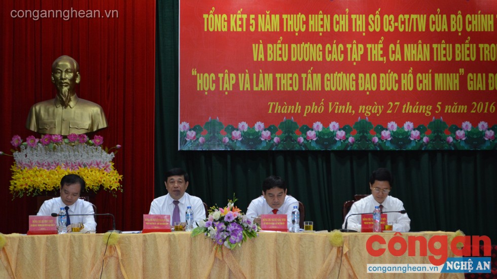 Các đồng chí chủ trì hội nghị
