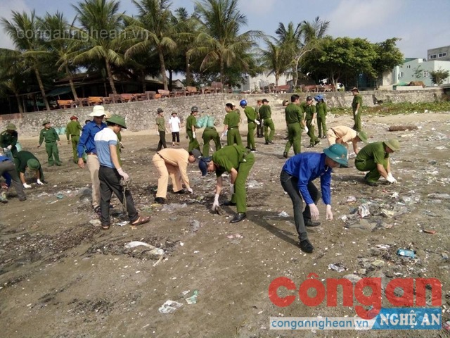 Đoàn thanh niên TX Hoàng Mai: Ra quân làm sạch bãi biển