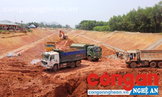Nhiều xe dân sự mang logo Công ty 36 Bộ Quốc phòng “ăn đất” tại công trường