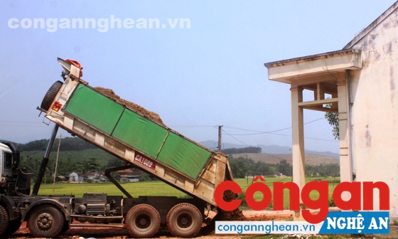 Đổ đất ngay trước nhà văn hóa của xóm