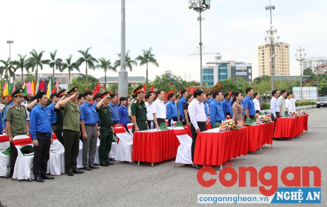 Lễ chào cờ diễn ra trang nghiêm
