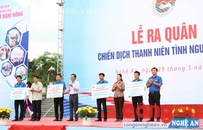 Trao tặng 4 công trình thanh niên