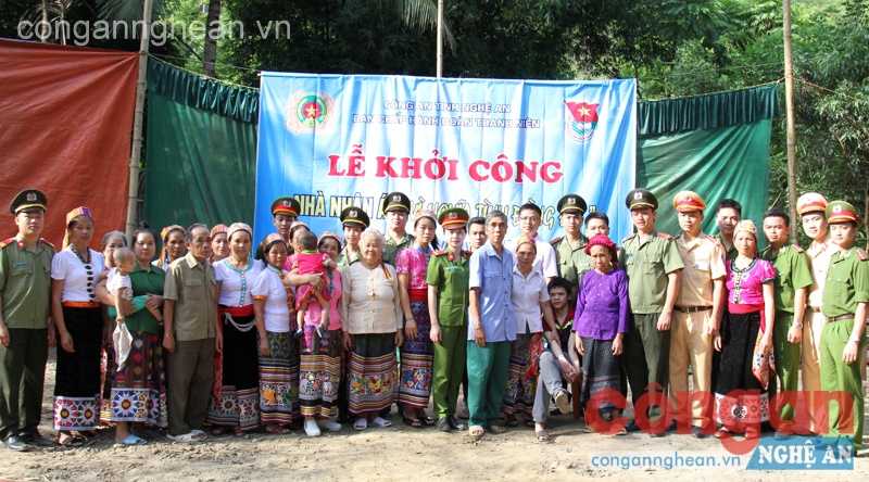 Chụp ảnh lưu niệm cùng gia đình Thượng sỹ Vi Thanh Sang.