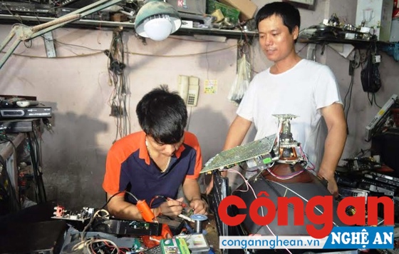 Cường cùng bố nghiên cứu sản xuất các sản phẩm ứng dụng