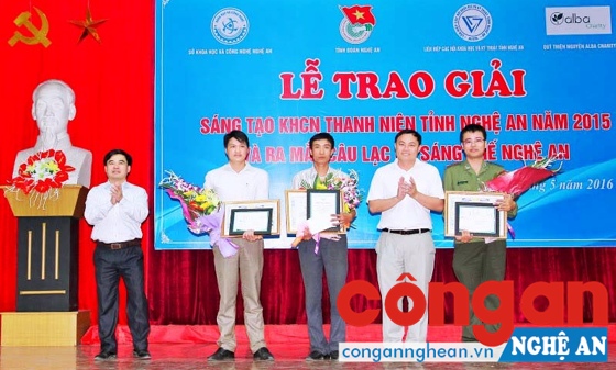 Thượng úy Phạm Trung Hiếu (ngoài cùng bên phải) nhận giải tại Cuộc thi Sáng tạo KH&CN Thanh niên tỉnh Nghệ An năm 2015