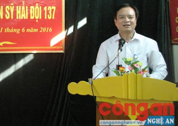 Đồng chí Hồ Phúc Hợp- UV BTV Tỉnh ủy, Trưởng ban Tuyên giáo TU ghi nhận sự đóng góp của Hải đội 137 trong công tác phối hợp tuyên truyền về biển, đảo