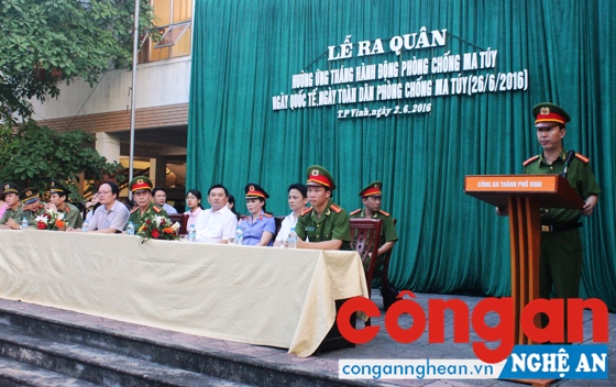 Các đại biểu dự lễ phát động ra quân phòng chống ma túy tại CA TP Vinh