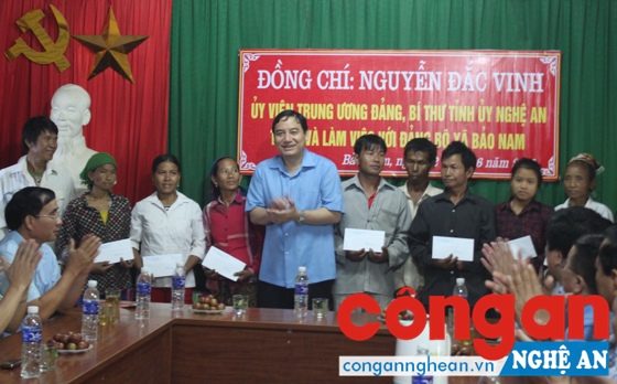 Tặng quà cho các hộ gia đình có hoàn cảnh khó khăn