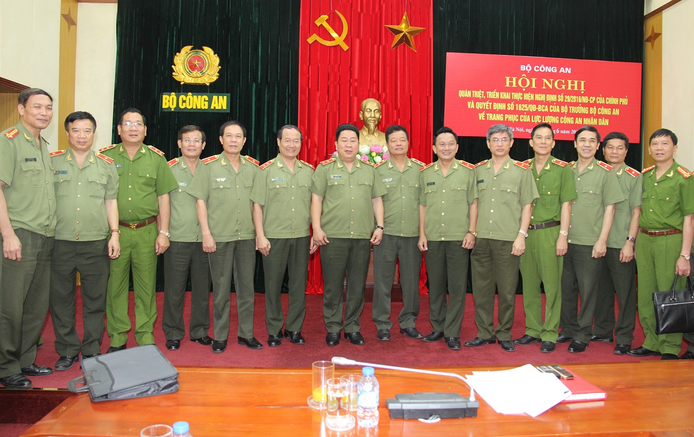 Thứ trưởng Bùi Văn Thành cùng các đại biểu dự Hội nghị giao ban.