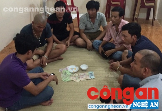 Các đối tượng đánh bạc bị bắt quả tang tại quán cơm Sơn Hậu