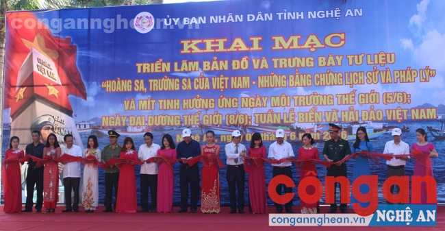 Cắt băng khai mạc Triển lãm