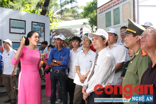 Các vị khách mời nghe thuyết minh về triển lãm