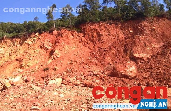 Một quả đồi bị khai thác nham nhở, trái phép tại xã Quỳnh Tân