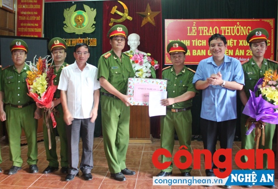 Đồng chí Nguyễn Đắc Vinh, Ủy viên TƯ Đảng, Bí thư Tỉnh ủy Nghệ An, đồng chí Hoàng Viết Đường, Phó chủ tịch UBND tỉnh trao thưởng Công an huyện Kỳ Sơn