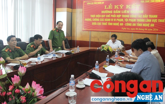Đồng chí Đại tá Nguyễn Xuâm Thiêm, Trưởng phòng CSKT Công an tỉnh nhấn mạnh trách nhiệm về phối, kết hợp trong công tác thu thập thông tin, điều tra xử lý các hành vi vi phạm liên quan đến thuế.