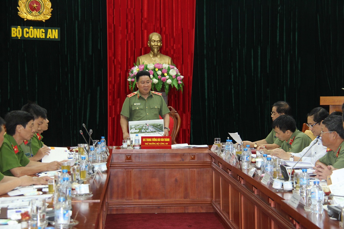 Thứ trưởng Bùi Văn Thành phát biểu tại cuộc họp.