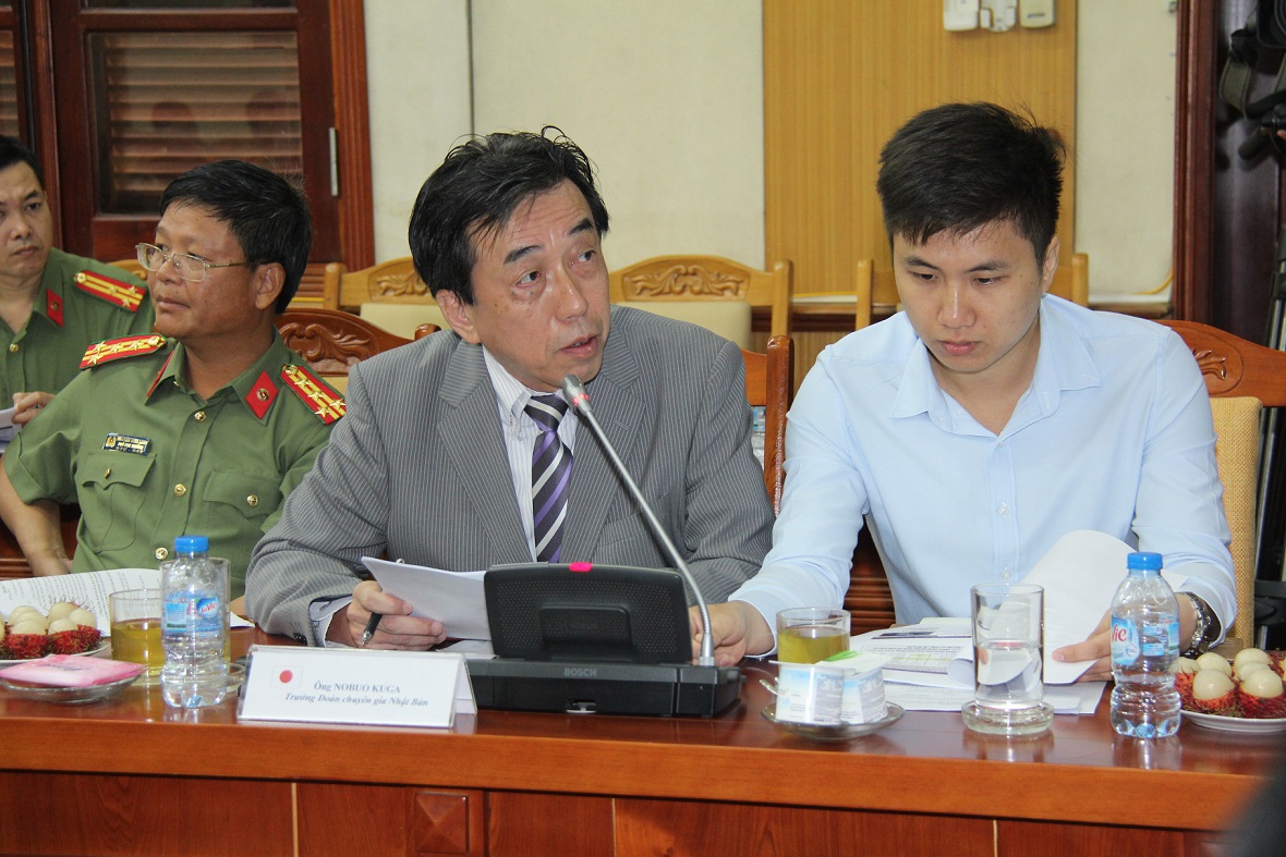  Ông Nobuo Kuga, Trưởng đoàn chuyên gia Nhật Bản trình bày dự thảo Báo cáo khảo sát dự án của Đội nghiên cứu JICA.