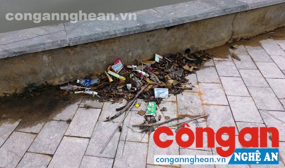 Rác thải, bụi đất ứ đọng lâu ngày