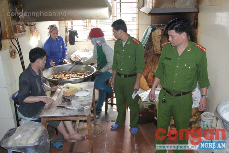 cơ sở sản xuất quẩy của anh Đới Văn Thịnh (SN 1970), trú tại khối 5, phường Đội Cung, TP Vinh. Khi lực lượng công an kiểm tra, anh Thịnh đang có hành vi sử dụng chất phụ gia không rõ nguồn gốc xuất xứ