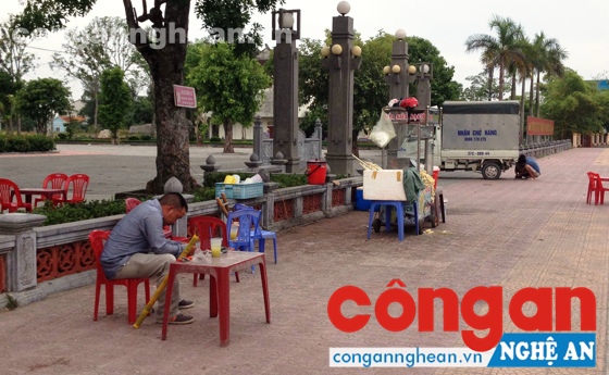 Mặc dù có biển báo cấm nhưng người dân vẫn bán hàng ngay tại khu di tích