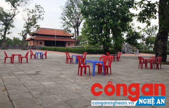 Bàn ghế đặt tràn lan trong khuôn viên di tích