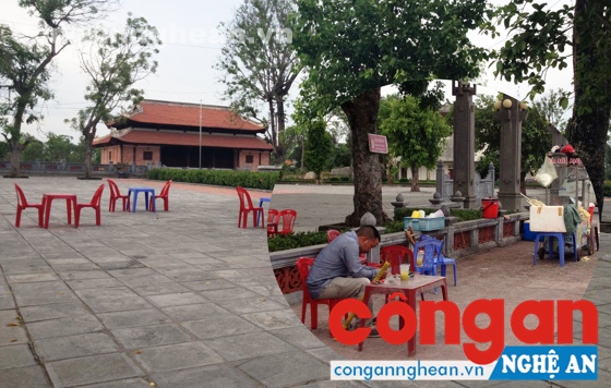Cần trả lại không gian linh thiêng cho khu di tích