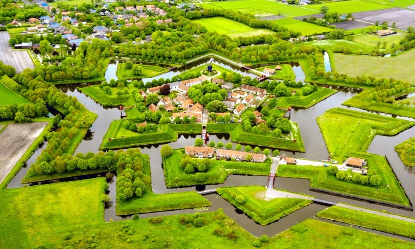 Fort Bourtange, Hà Lan: Fort Bourtange còn được biết tới với cái tên “Star Fort” nằm ở Hà Lan. Nó được xây dựng trong suốt 8 năm chiến tranh - cuộc chiến tranh giành độc lập của Hà Lan chống lại Tây Ban Nha.
