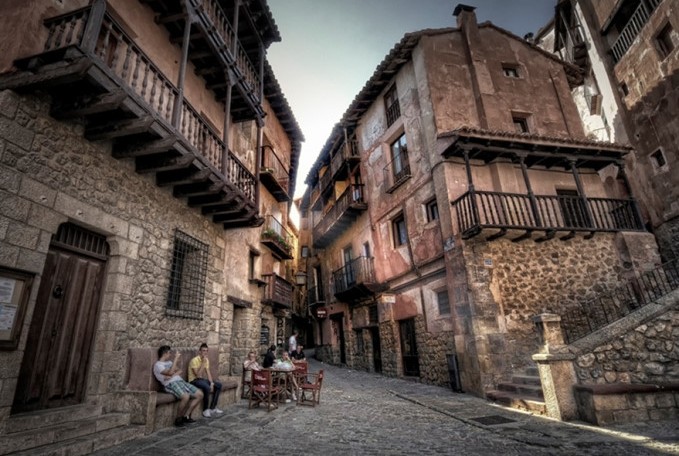 Albarracín, Tây Ban Nha: Thành phố này còn được gọi với cái tên “pink city” (thành phố hồng) với những cánh đồng cỏ xanh tươi và những dòng sông xanh màu ngọc bích phía ngoại ô.