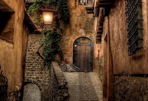 Đi bộ trên những con đường ở Albarracín, bạn sẽ cảm thấy mình đang bước vào một không gian thật cổ kính.