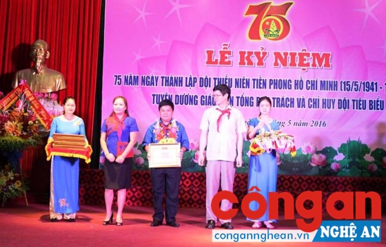 Thầy giáo đam mê công tác Đội